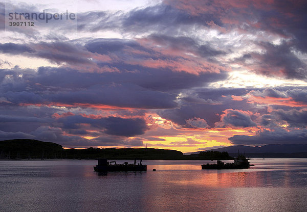 Sonnenuntergang im Hafen von Oban  Schottland  Großbritannien  Europa