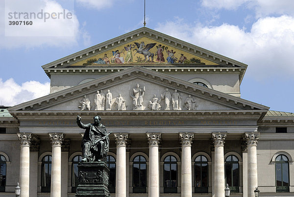 Nationaltheater und Bronzedenkmal von Maximilian Joseph I  König von Bayern  München  Bayern  Deutschland  Europa