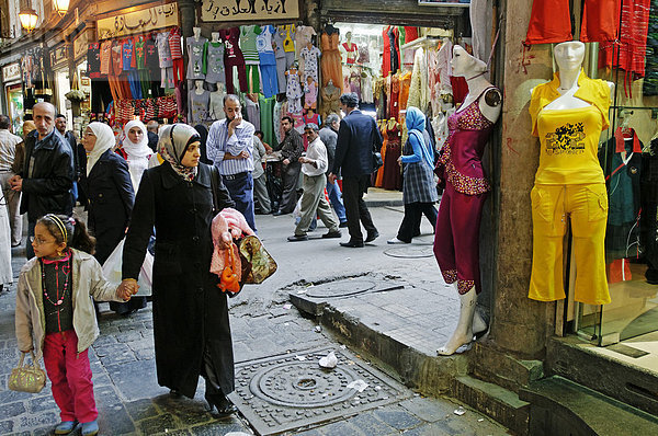 Menschen im Basar  überdachter Souk in der Altstadt  Weltkulturerbe der UNESCO  Damaskus  Syrien  Asien