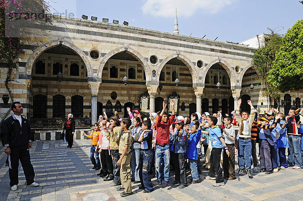 Schulklasse mit Lehrer im Innenhof des Azm Palast  Azem  Quasr al-Azm  osmanisches ethnographisches Museum  Altstadt von Damaskus  Syrien  Asien