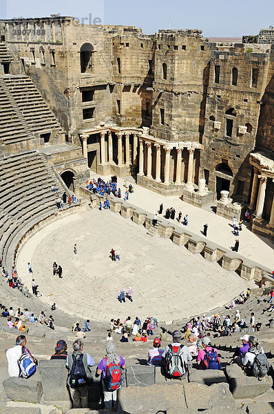 Zuschauerraum  römisches Theater mit Steinen aus schwarzer Basalt in Bosra  Syrien  Asien