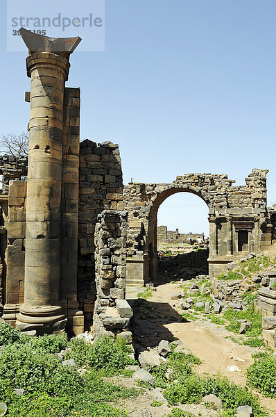 Nabatäisches Tor  Ausgrabungsstätte in den Ruinen von Bosra  Syrien  Asien