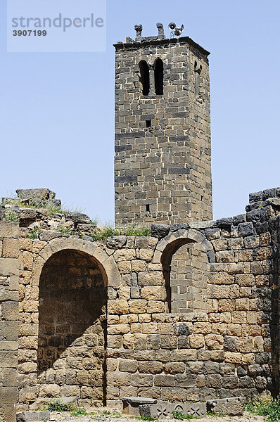 Kirchturm und Mauern in der Ausgrabungsstätte in den römischen Ruinen von Bosra  Syrien  Asien