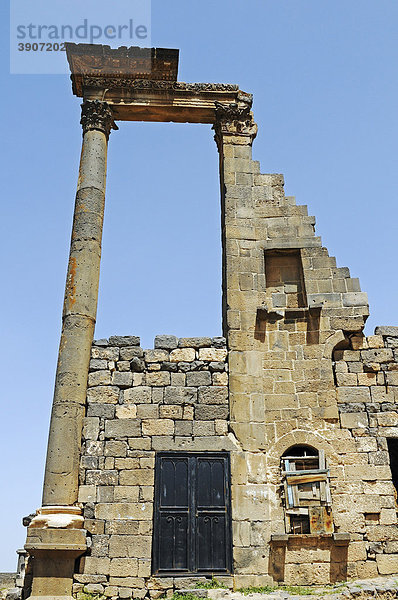 Ausgrabungsstätte in den römischen Ruinen von Bosra  Syrien  Asien