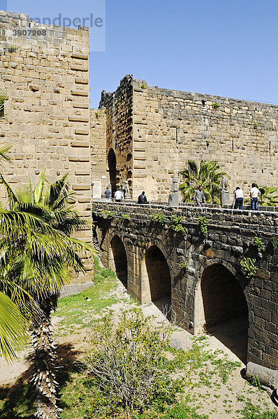 Mauern aus muslimischer Zeit  Brücke und Eingang  römisches Theater in Bosra  Syrien  Asien