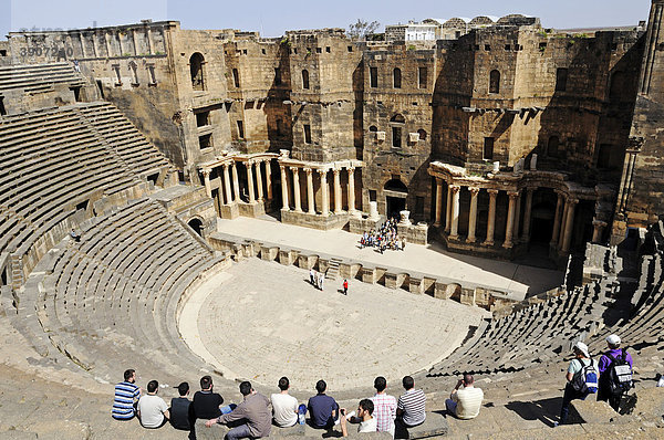 Zuschauerraum  römisches Theater mit Steinen aus schwarzer Basalt in Bosra  Syrien  Asien