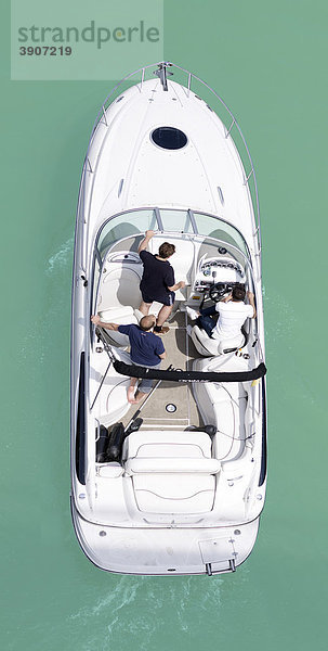 Drei Männer im Motorboot  von oben