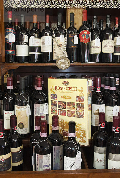 Weinverkauf  Enoteca Norcineria Bonuccelli  Camaiore  Toskana  Italien  Europa