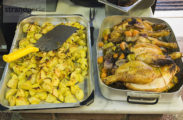 Pollo arosto  gebratenes Huhn im Topf  Trattoria da Sci  Pietrasanta  Toskana  Italien  Europa