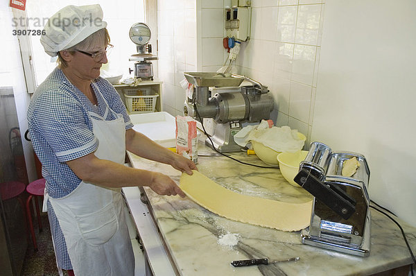 Köchin macht Tortello-Nudeln  Trattoria da Sci  Pietrasanta  Toskana  Italien  Europa