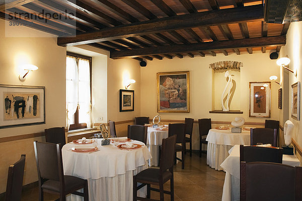 Gedeckter Tisch im Restaurant  Ninan  Carrara  Toskana  Italien  Europa