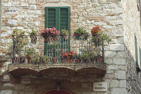 Balkon im Bergdorf Suvereto  Toskana  Italien  Europa