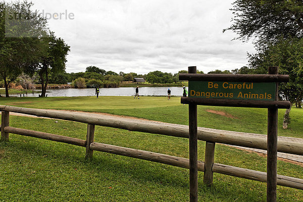 Golfplatz von Skukuza  Schil warnt vor gefährlichen Tieren  Kruger National Park  Northern Province  Südafrika