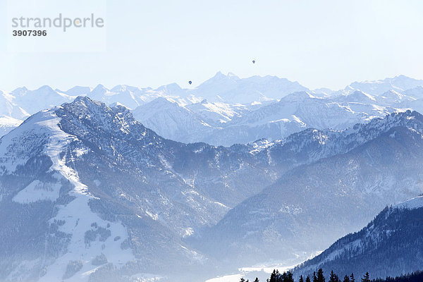 Blick über die Bayerischen Alpen von der Kampenwand nach Österreich mit 2 Heißluftballons in der Ferne  Chiemgau  Oberbayern  Deutschland  Europa