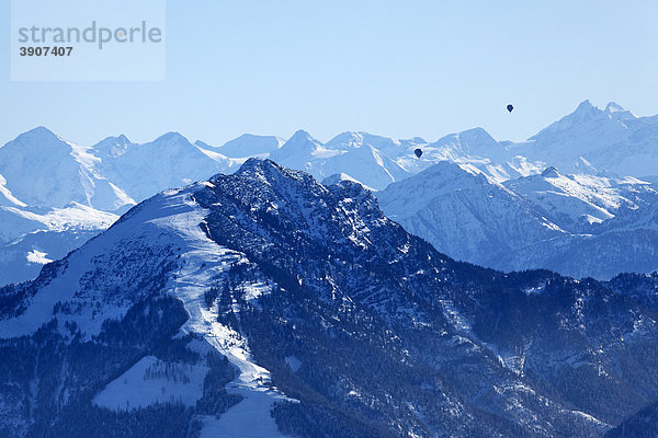 Winterlandschaft und Heißluftballons in den bayerischen Alpen von der Kampenwand  Chiemgau  Oberbayern  Deutschland  Europa