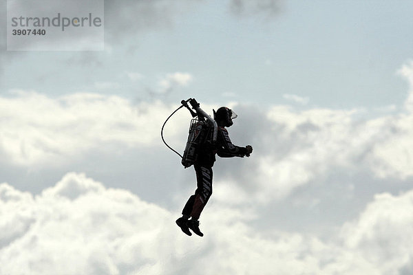 Rocket man  Troy Widgery mit Raketenrucksack bei der Avalon Air Show 2009  Melbourne  Victoria  Australien