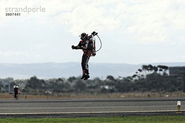 Rocket man  Troy Widgery mit Raketenrucksack bei der Avalon Air Show 2009  Melbourne  Victoria  Australien
