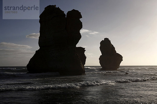 Silhouette von Kalkstein-Felstürmen an der Küste  Great Ocean Road  Port Campbell Nationalpark  Victoria  Australien