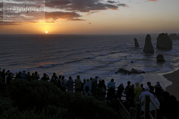 Touristen beobachten Sonnenuntergang bei der 12 Apostel Aussichtsplattform  Great Ocean Road  Port Campbell Nationalpark  Victoria  Australien