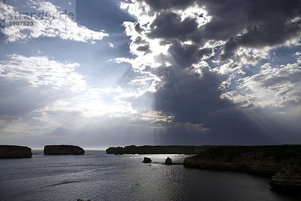 Gewitterwolken über der Bucht Bay of Martyrs  Port Campbell Nationalpark  Victoria  Australien