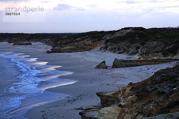 Wellen brechen am Strand  Bay of Martyrs  Port Campbell Nationalpark  Victoria  Australien