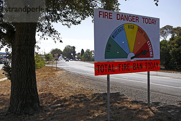 Feuergefahr-Anzeige am Straßenrand  Victoria  Australien