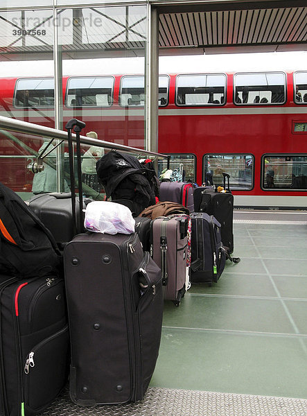 Reisetaschen und Gepäck auf Bahnsteig von einem deutschen Bahnhof  Hannover  Niedersachsen  Deutschland  Europa