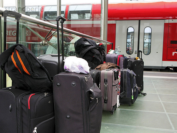 Reisetaschen und Gepäck auf Bahnsteig von einem deutschen Bahnhof  Hannover  Niedersachsen  Deutschland  Europa