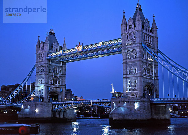 Tower Bridge über die Themse in der Dämmerung  blaue Stunde  London  England  Vereinigtes Königreich  Europa