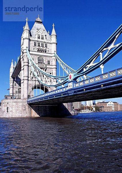 Tower Bridge über die Themse  London  England  Vereinigtes Königreich  Europa
