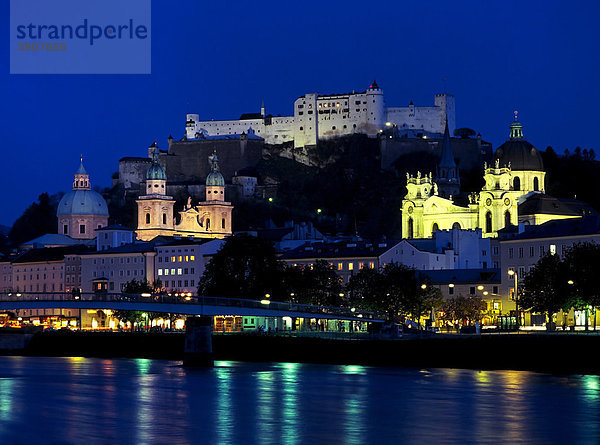 Stadtansicht von Salzburg in der Nacht  Österreich  Europa