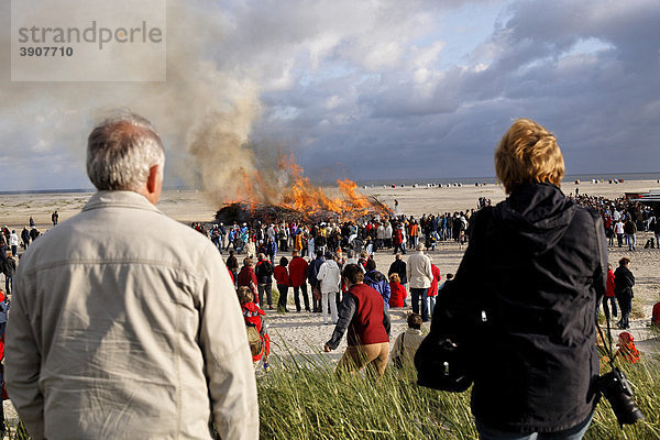 Strandfeuer zum Mittsommerfest auf der nordfriesischen Insel Amrum  Schleswig-Holstein  Deutschland  Europa
