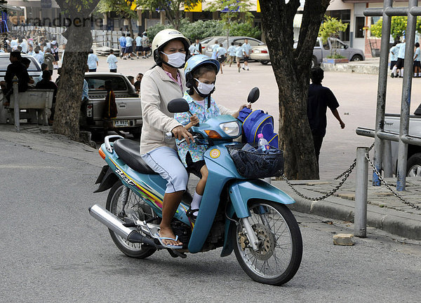 Mutter mit Kind auf einem Moped  Thailand  Asien