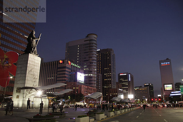 Gwanghwamun Platz in Seoul bei Nacht  Süd-Korea  Asien