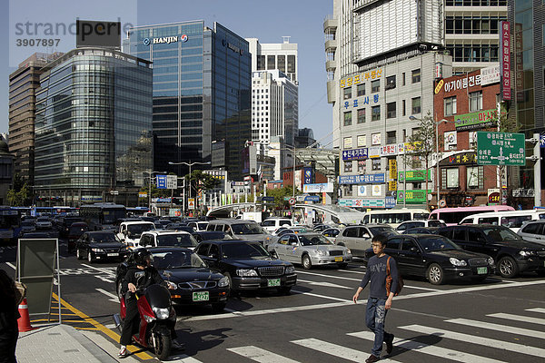 Verkehr im Zentrum von Seoul  Süd-Korea  Asien