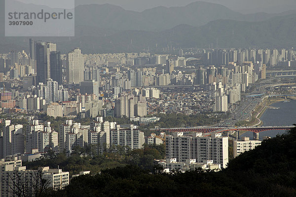 Hochhäuser in Seoul vom Namsan-Berg aus gesehen  Süd-Korea  Asien