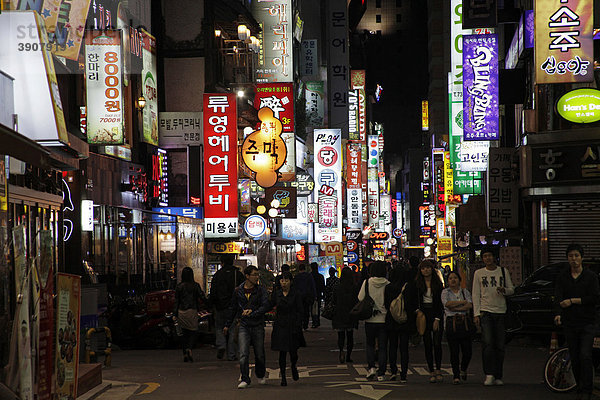Junge Koreaner beim abendlichen Bummel im Vergnügungsviertel von Seoul  Süd-Korea  Asien