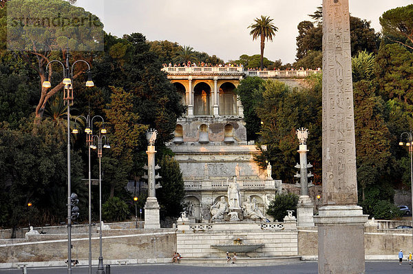 Pincio-Terrasse  Statuen-Gruppe Göttin Roma zwischen Tiber und Aniene  Obelisk  Piazza del Popolo  Rom  Latium  Italien  Europa