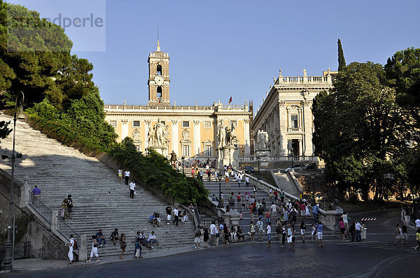 Treppenaufgänge  Senatorenpalast  Konservatorenpalast  Kapitolsplatz  Rom  Latium  Italien  Europa
