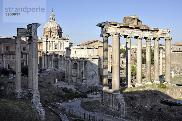 Säulen des Vespasian-Tempel  Kirche Santi Luca e Martina  Septimius-Severus-Bogen  Saturntempel  Forum Romanum  Rom  Latium  Italien  Europa
