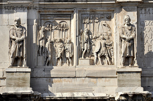 Statuen gefangener Daker  Attika-Reliefs  Konstantinsbogen  Piazza del Colosseo  Rom  Latium  Italien  Europa