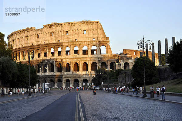 Kolosseum  Via dei Fori Imperiali  Rom  Latium  Italien  Europa