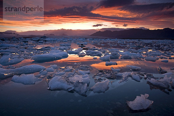 Jökulsarlon kurz vor Mitternacht  Gletschersee am Südrand des Vatnajökull auf dem Brei_amerkursander zwischen dem Skaftafell-Nationalpark und Höfn  Island  Europa