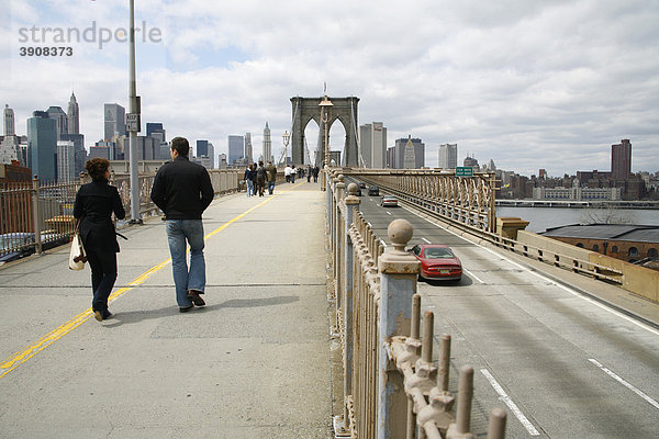 Brooklyn Bridge zwischen Brooklyn und Manhattan  New York  USA