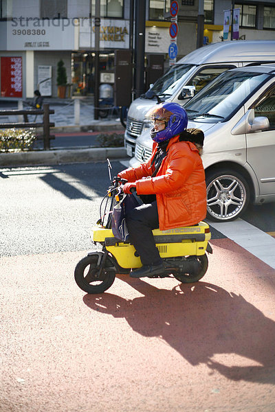 Japaner auf Mini-Motorrad  Tokio  Japan  Asien