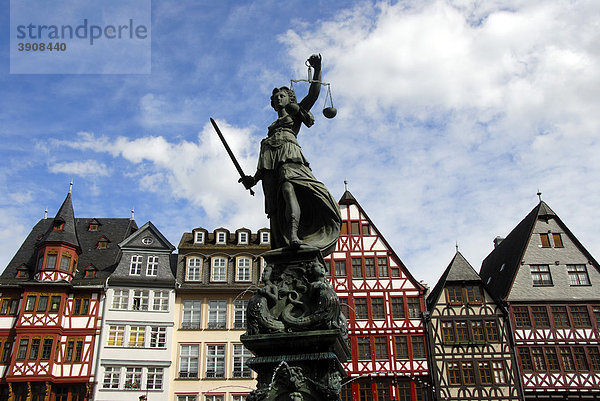 Gerechtigkeitsbrunnen oder Justitiabrunnen  Statue Justitia aus Bronze  Samstagsberg  Römerberg  Innenstadt  Frankfurt am Main  Hessen  Deutschland  Europa