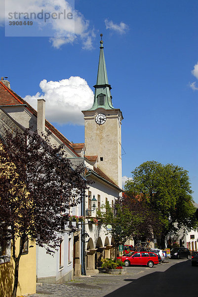 Gasse mit Rathausturm  Rathaus  Weinort Gumpoldskirchen  Niederösterreich  Österreich  Europa