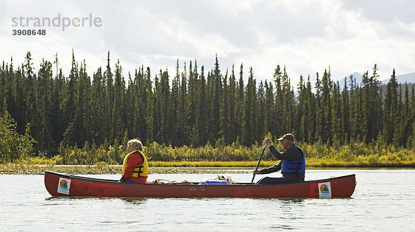 Paar  Mann und Frau in einem Kanu  Kanufahren  Takhini River Fluß  Yukon Territory  Kanada