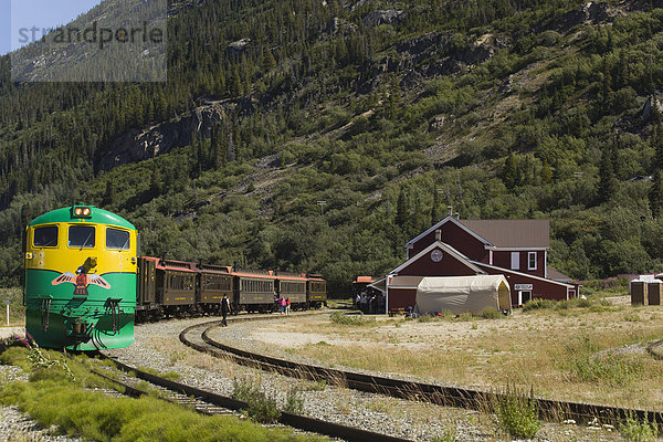 Zug der historischen White Pass & Yukon Route verlässt den Bahnhof der historischen Orstschaft Bennett  Chilkoot Pass  Chilkoot Trail  Yukon Territorium  British Columbia  BC  Kanada