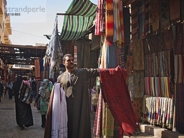 Tuchhändler im Souk von Luxor  Ägypten  Afrika